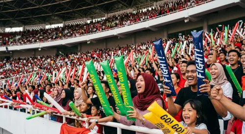 balon tepuk lampung memeriahkan acara sepakbola