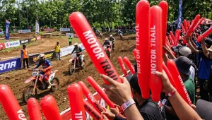 balon tepuk makassar sedang digunakan pada perlombaan motor trail