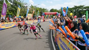 Balon tepuk Manado berwarna-warni digunakan suporter untuk menyemangati peserta lomba sepatu roda.