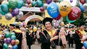 Balon Sablon Pekanbaru digunakan pada saat acara wisuda kuliah.