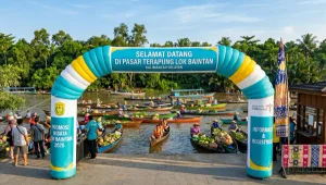 Balon gate Banjarmasin sebagai gerbang penyambutan pengunjung di Pasar Terapung Lok Baintan.