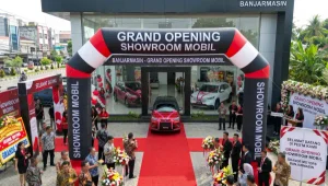 Grand opening showroom mobil dengan desain merah hitam di Banjarmasin.