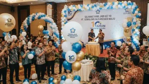 Balon sablon Banjarmasin untuk dekorasi perayaan ulang tahun perusahaan dengan warna biru, putih, dan emas.