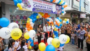 Dekorasi balon sablon untuk grand opening toko peralatan sekolah dengan gerbang balon dan identitas bisnis.