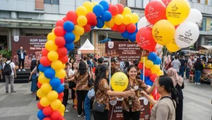 Balon sablon berlogo Kopi Senyum digunakan untuk memperkenalkan produk kepada pengunjung acara