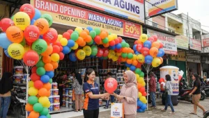 Berlogo Warna Agung menghiasi grand opening toko cat dengan dekorasi balon warna-warni