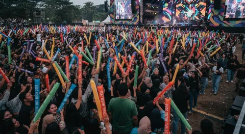 balon promosi semarang memeriahkan acara musik dengan balon tepuk