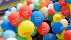 Balon sablon dengan logo dan pesan promosi pada acara grand opening toko