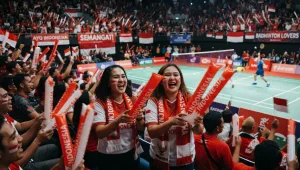 Balon tepuk digunakan penonton untuk memeriahkan pertandingan badminton