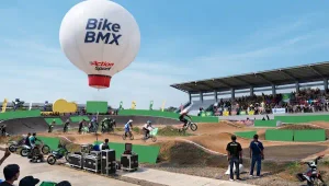 Balon udara berlogo brand digunakan sebagai media promosi pada perlombaan BMX