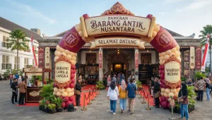 Balon Promosi Murah Medan sebagai area masuk event pameran barang antik.