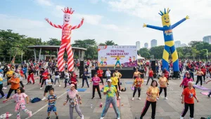 Balon Sky Dancer Balikpapan memeriahkan event senam bersama.