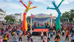 Balon Sky Dancer Murah Bandung memeriahkan event senam bersama.