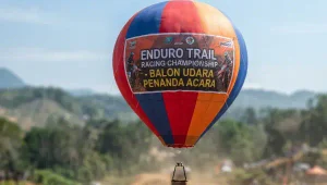 Balon Udara Jambi sebagai penanda event balap motor trail.