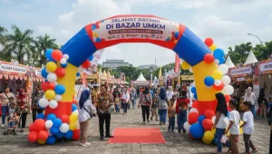 Balon promosi Jambi berbentuk gate digunakan sebagai pintu masuk bazar UMKM