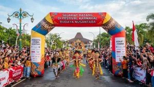 Balon promosi Karawang berbentuk gapura untuk memeriahkan acara festival karnaval dengan dekorasi warna-warni.