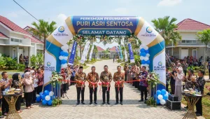 Balon promosi Lampung berupa balon gate untuk peresmian perumahan