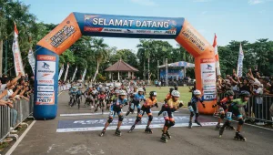 Balon gate digunakan sebagai penanda garis start perlombaan sepatu roda di Pekanbaru.