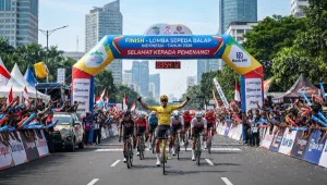 Balon promosi Pontianak berupa balon gate sebagai garis finis dalam acara balap sepeda