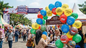 Balon sablon warna-warni untuk mendukung promosi pada Festival UMKM Lampung
