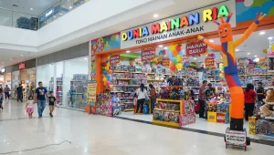 Balon sky dancer Banjarmasin menarik perhatian pengunjung di depan toko mainan dalam pusat perbelanjaan.