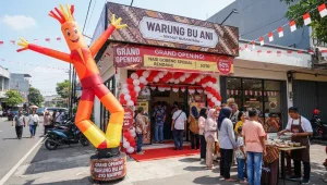 Balon sky dancer Banjarmasin memeriahkan grand opening warung makanan dengan tampilan yang mencolok.