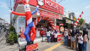 Balon sky dancer jambi berdiri di depan gerai Mixue saat kegiatan promosi berlangsung.