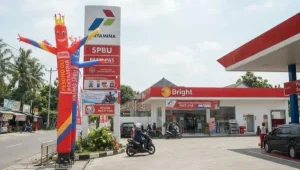 Berdiri di area SPBU sebagai media promosi dan penanda lokasi