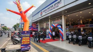 balon sky dancer jambi digunakan saat berada di showroom motor