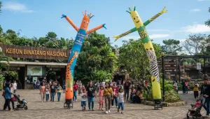 Dua balon berbentuk jerapah menghiasi area pintu masuk kebun binatang.