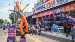 Balon sky dancer jambi digunakan sebagai media promosi di depan toko ponsel saat grand opening.