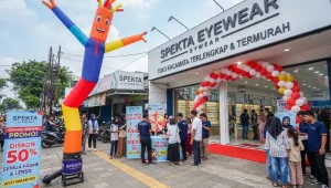 Balon berdiri di depan toko kacamata untuk menarik perhatian calon pelanggan.