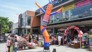 Balon sky dancer karakter untuk memeriahkan grand opening toko perabotan dengan tampilan yang mencolok.