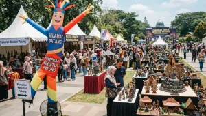 Digunakan untuk menarik perhatian pengunjung pada pameran miniatur patung.