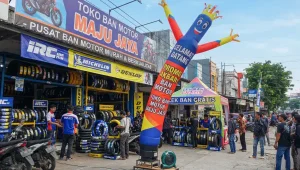 balon sky dancer lampung digunakan saat di bengkel ban motor