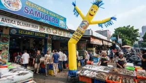 Sky dancer berbentuk karakter untuk menarik perhatian pengunjung restoran seafood