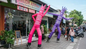 Balon sky dancer berwarna cerah digunakan di depan salon untuk menarik perhatian pengunjung dan memperkuat promosi.