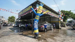Digunakan di depan tempat cuci mobil dengan tulisan buka setiap hari.