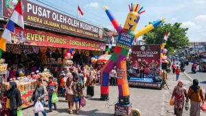 Balon sky dancer digunakan untuk promosi pusat oleh-oleh dengan suasana pengunjung yang ramai.
