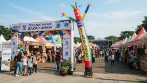 Di area pintu masuk bazar UMKM yang ramai pengunjung