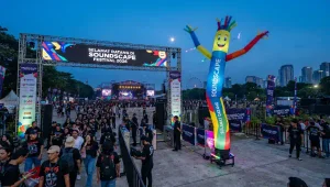 Balon sky dancer Manado di area konser sebagai penanda lokasi dan media promosi