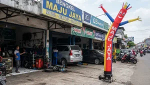 Di depan bengkel mobil untuk menarik perhatian pengguna jalan