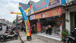 Balon sky dancer di depan toko parfum saat mendukung kegiatan promosi usaha