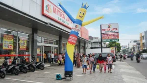 Balon sky dancer berwarna biru dan kuning digunakan sebagai media promosi di depan swalayan.