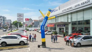 Digunakan di depan dealer mobil untuk menarik perhatian pengunjung.