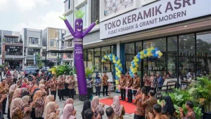 Sky dancer digunakan untuk memeriahkan acara grand opening toko keramik