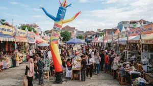 Balon sky dancer Pekanbaru memeriahkan event UMKM dengan suasana ramai