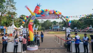 Balon sky dancer Pontianak pada acara jalan sehat untuk menarik perhatian peserta.