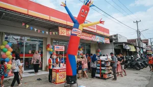 Balon di depan Alfamart saat kegiatan promosi produk berlangsung.