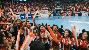 Balon promosi manado berupa balon tepuk digunakan penonton untuk memeriahkan pertandingan olahraga di dalam stadion